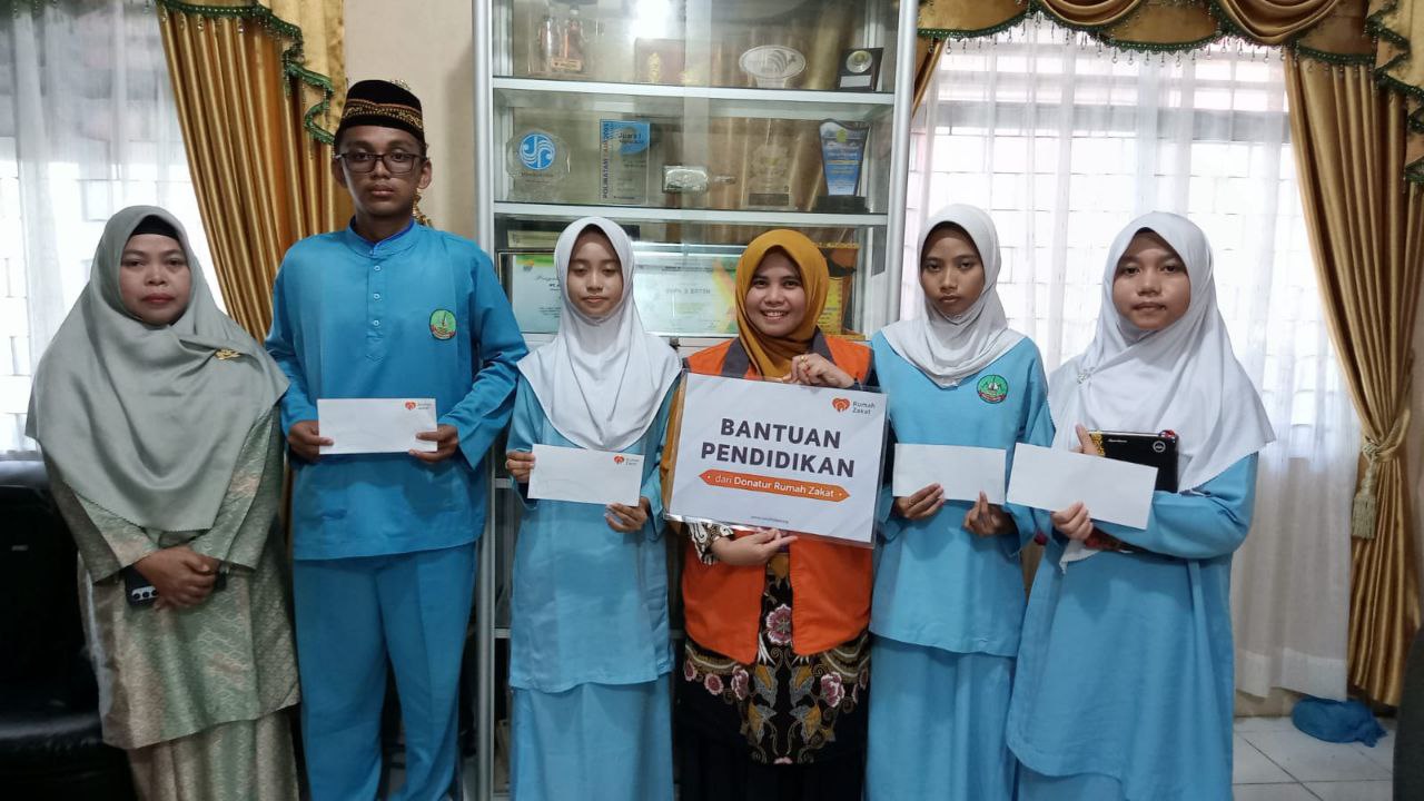 Rumah Zakat Salurkan Bantuan Pendidikan untuk Siswa SMPN 3 Sekupang Rumah Zakat Salurkan Bantuan Pendidikan untuk Siswa SMPN 3 Sekupang