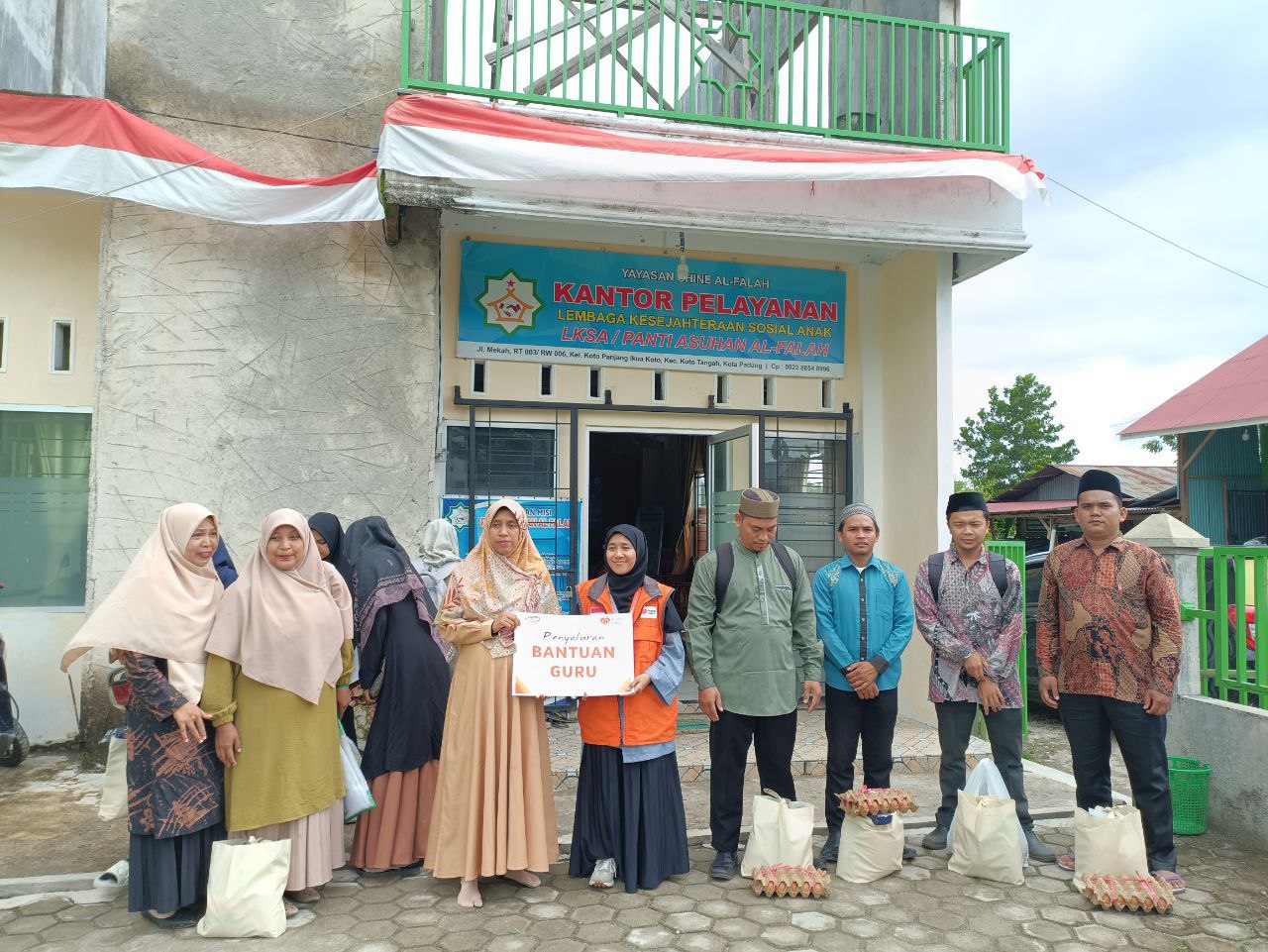 Rumah Zakat Salurkan Bantuan Sembako untuk Guru Honorer di Yayasan Shine Al-Falah Rumah Zakat Salurkan Bantuan Sembako untuk Guru Honorer di Yayasan Shine Al-Falah
