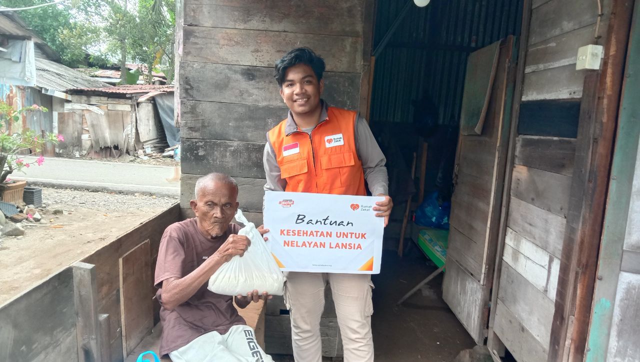 Rumah Zakat Salurkan Paket Kesehatan untuk Nelayan Lansia di Desa Pasir Muaro Ganting