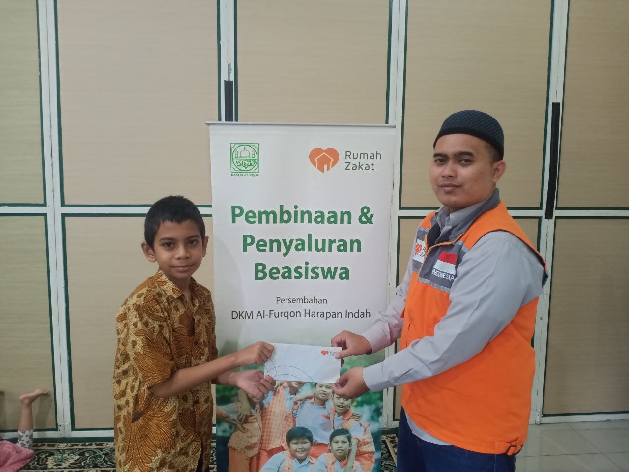 Rumah Zakat dan DKM Al Furqon Bekasi Rayakan Hari Pahlawan dengan Membantu Yatim dan Dhuafa