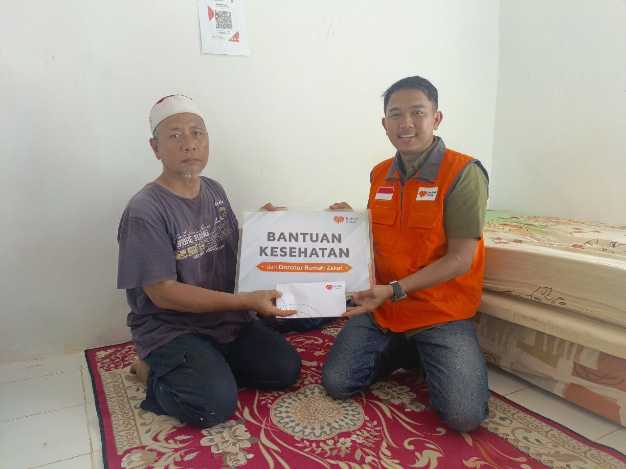 Salurkan Bantuan Kesehatan, Rumah Zakat Bantu Biaya Berobat untuk Pak Safni yang Mengalami Katarak