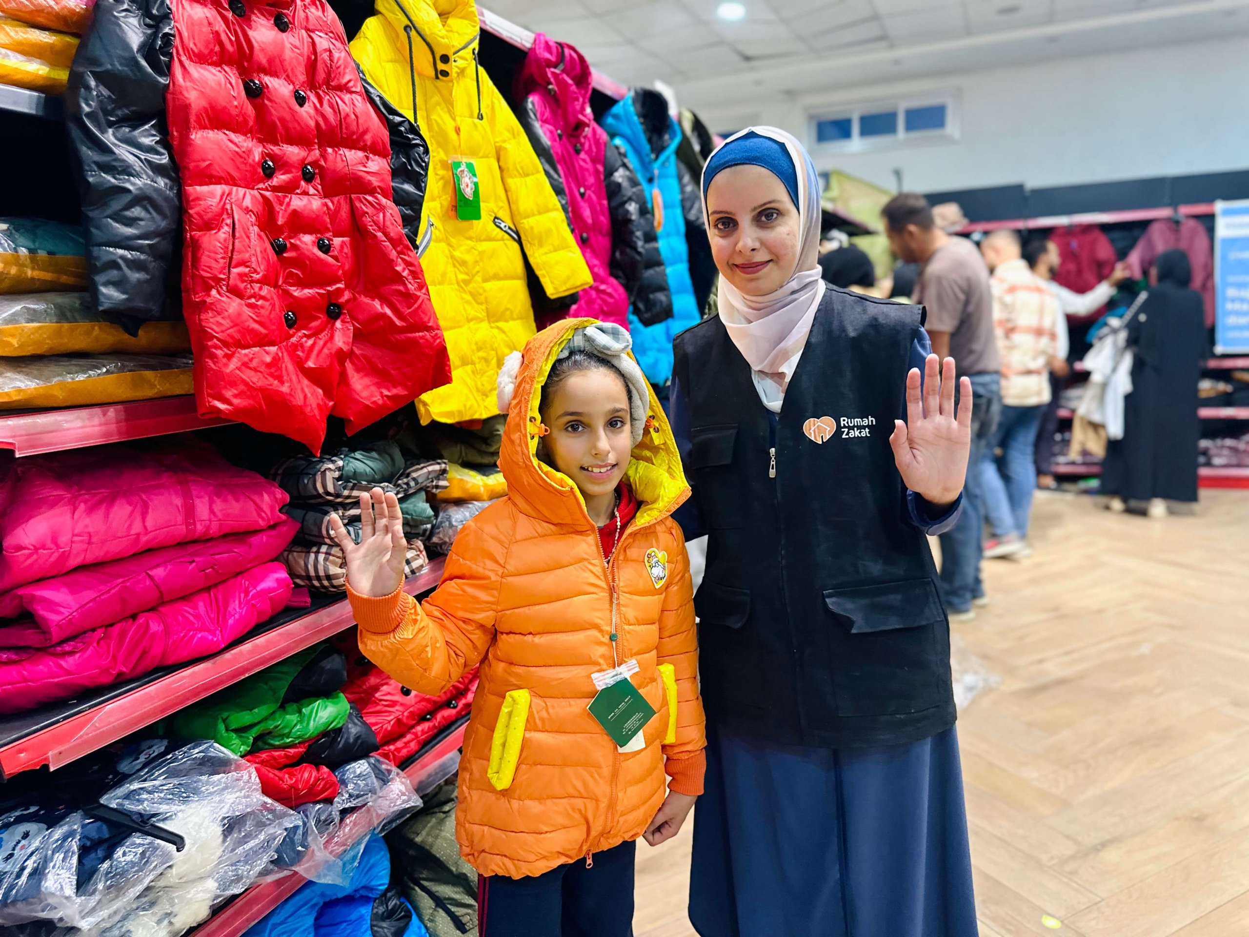Sambut Musim Dingin, Rumah Zakat Salurkan 50 Paket Pakaian Hangat di Deir Al Ballah, Gaza Palestina