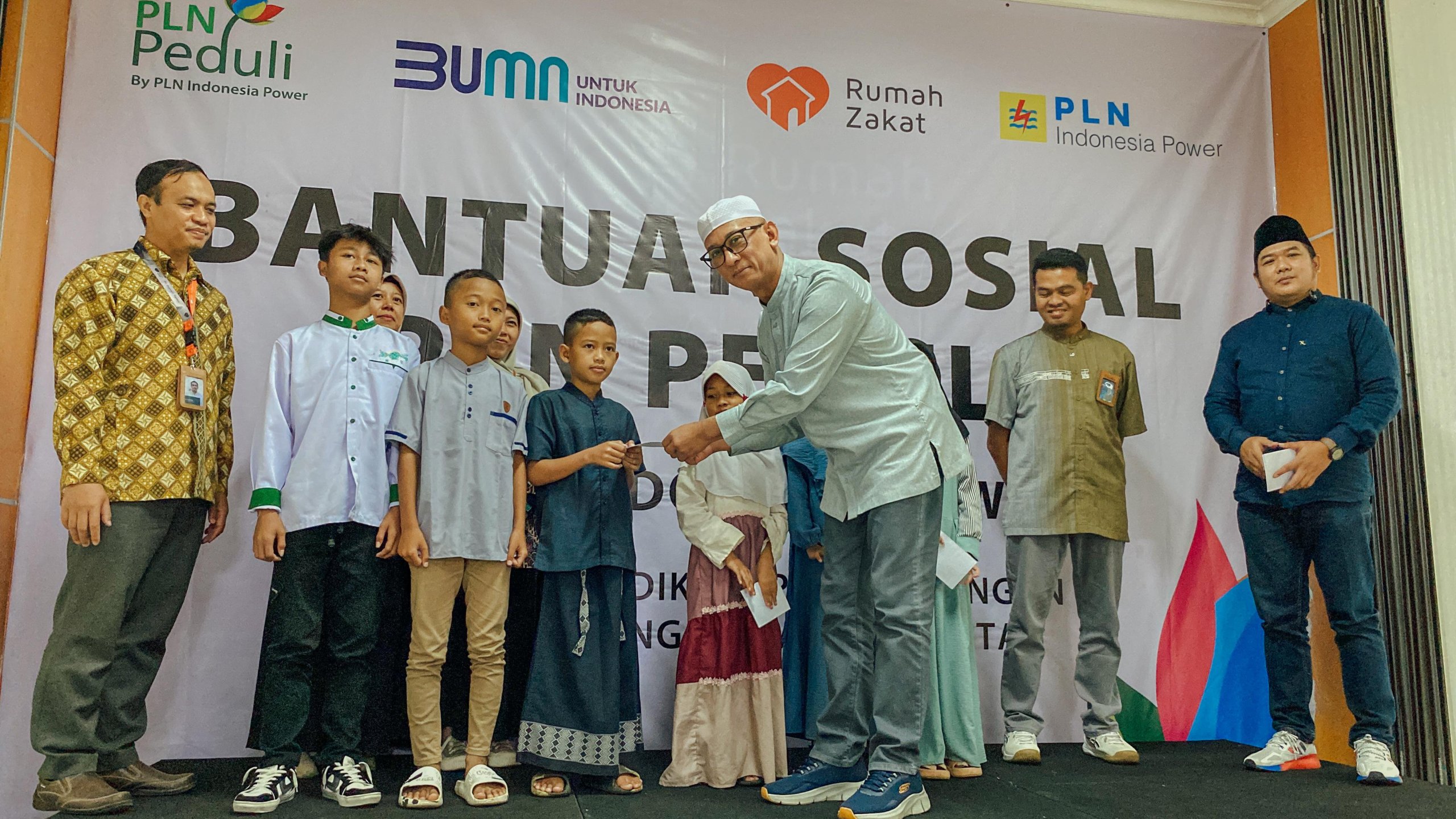 PLN Peduli By PLN Indonesia Power Gandeng Rumah Zakat Salurkan Bantuan Sosial