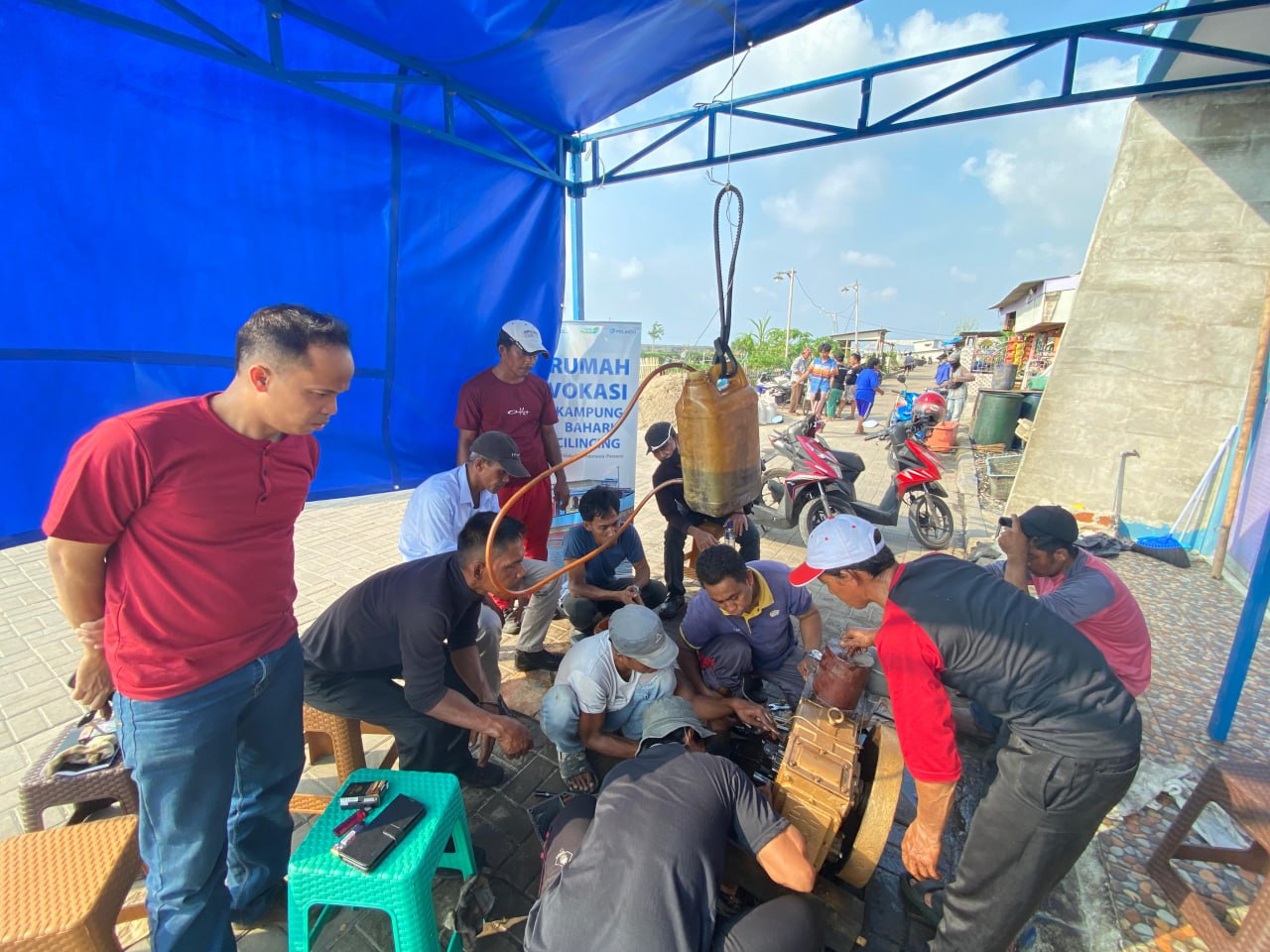 Meningkatkan Kesejahteraan Nelayan Rumah Vokasi, PT Pelindo adakan Praktik Perbaikan Mesin Perahu