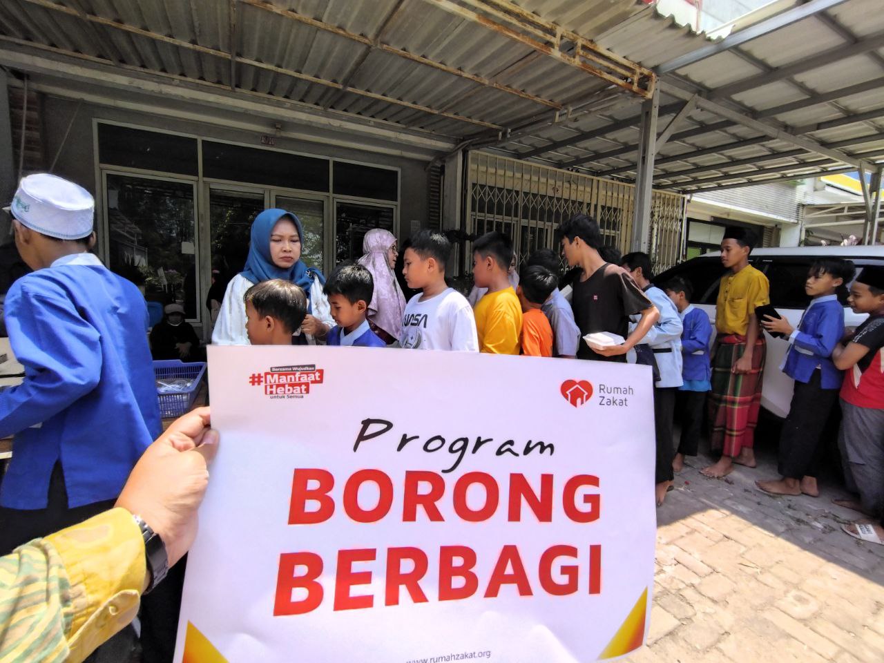 Jumat Berkah dengan Borong Dagangan UMKM dan Berbagi untuk Jemaah Masjid Khoiruroziqin