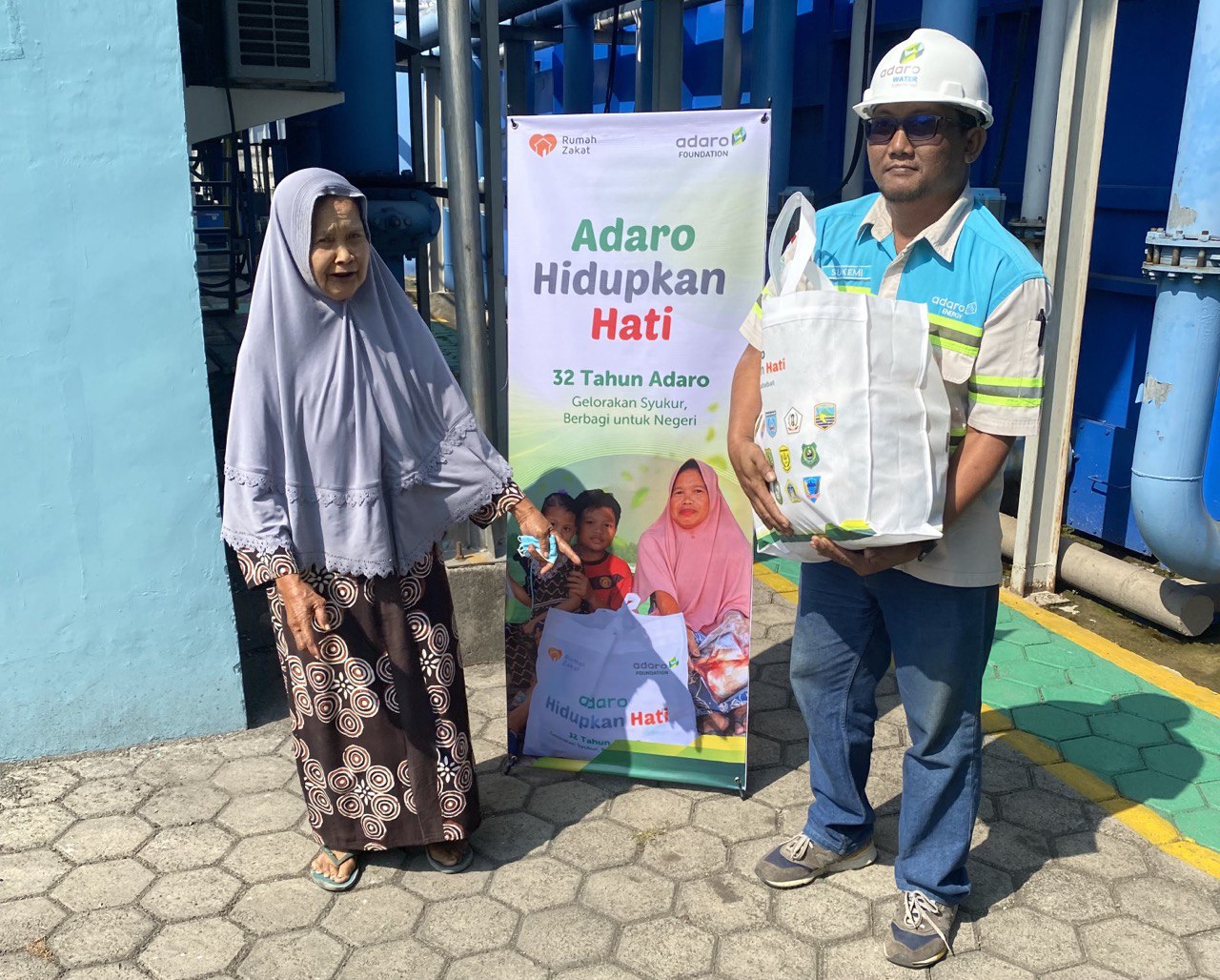 HUT Ke 32, PT. Adaro Bagikan Sembako Kepada Masyarakat Pra Sejahtera Di Desa Krikilan Driyorejo, Gresik