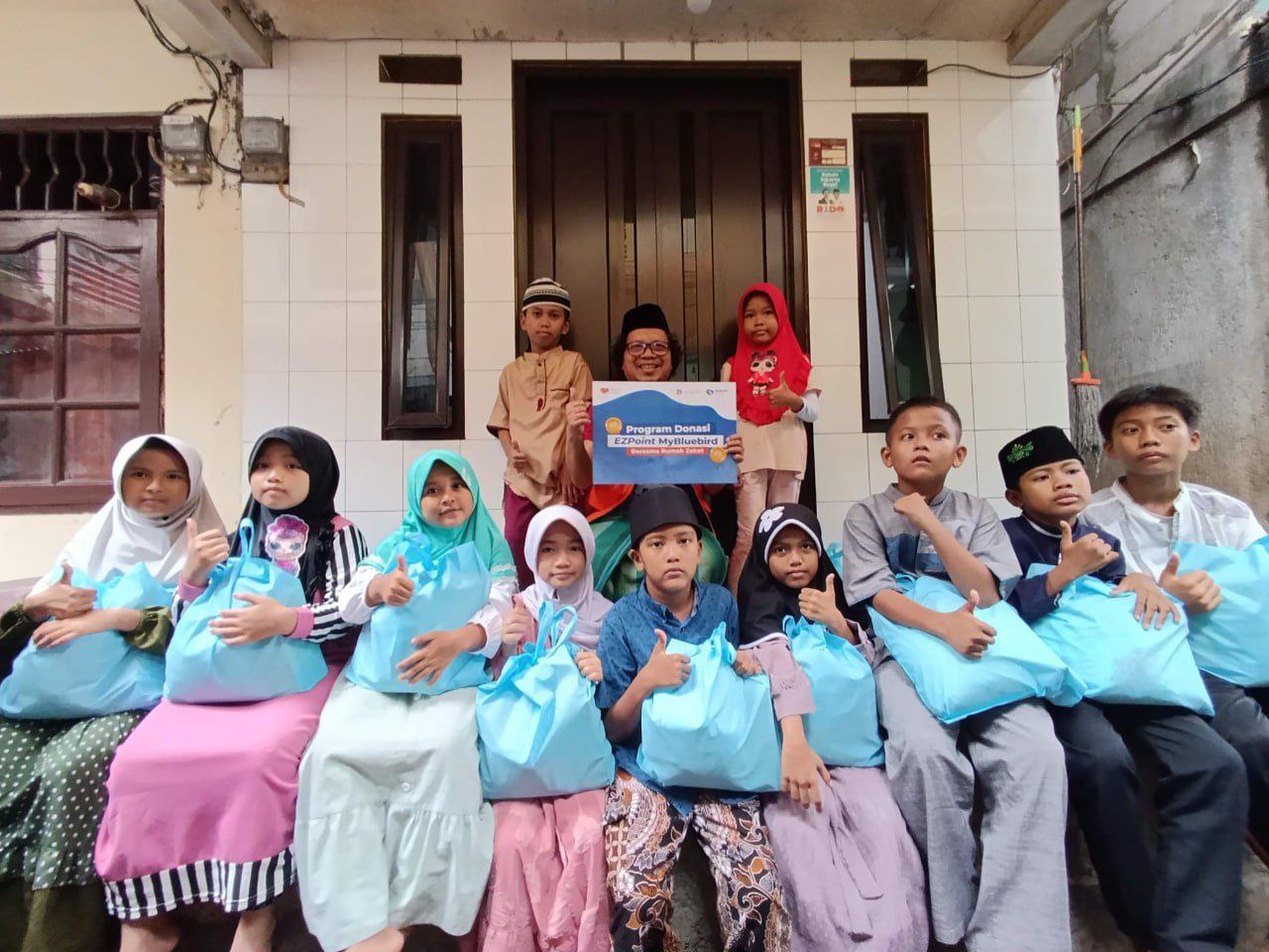 Bluebird dan Rumah Zakat Salurkan 156 Paket Sembako untuk Anak Yatim dan Dhuafa