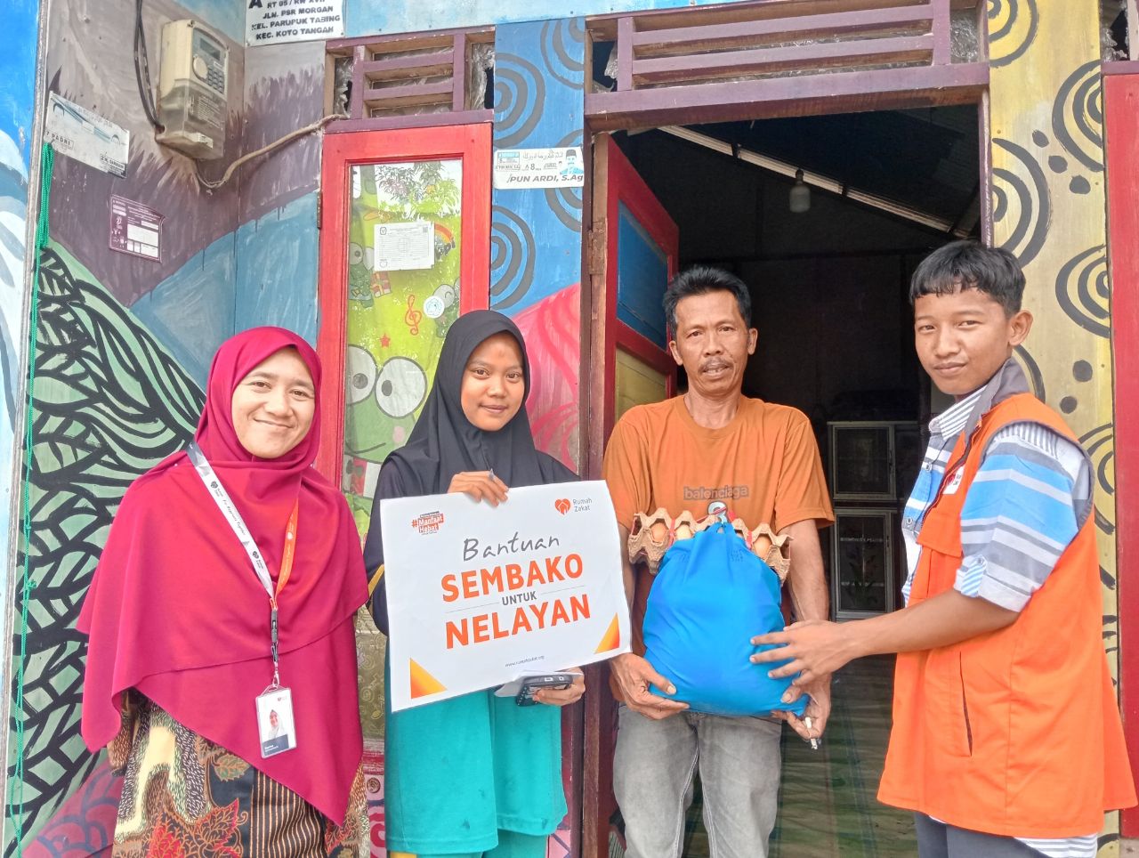 Cuaca Buruk Pengaruhi Hasil Tangkapan Ikan di Parupuk Tabing, Rumah Zakat Bantu Salurkan Sembako untuk Bantu Nelayan