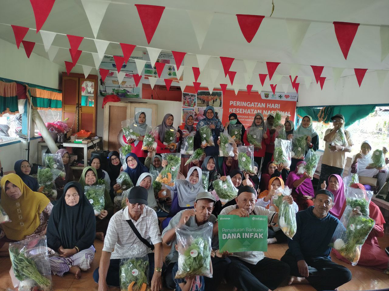 Infak.id Bagikan Buah Segar kepada Lansia Pinang Seribu di Hari Kesehatan Nasional