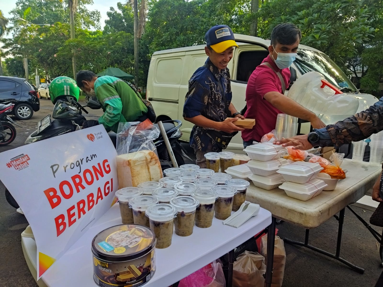 Jumat Berkah, Rumah Zakat Borong Dagangan UMKM dan Salurkan 200 Porsi Sarapan Gratis
