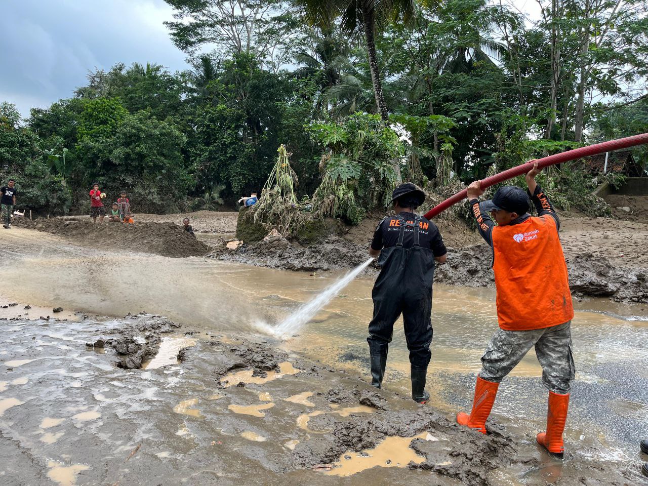 Mobilitas Warga Terhenti, Rumah Zakat Lakukan Aksi Bersih-Bersih di Cidolog, Kabupaten Sukabumi Mobilitas Warga Terhenti, Rumah Zakat Lakukan Aksi Bersih-Bersih di Cidolog, Kabupaten Sukabumi