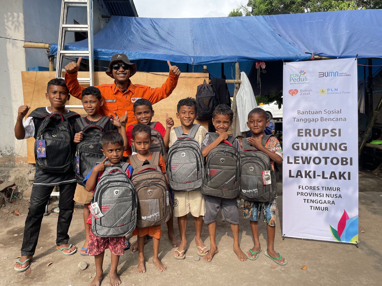 PLN Peduli dan Rumah Zakat Salurkan 50 Paket School Kit untuk Anak-Anak Penyintas Erupsi Gunung Lewotobi