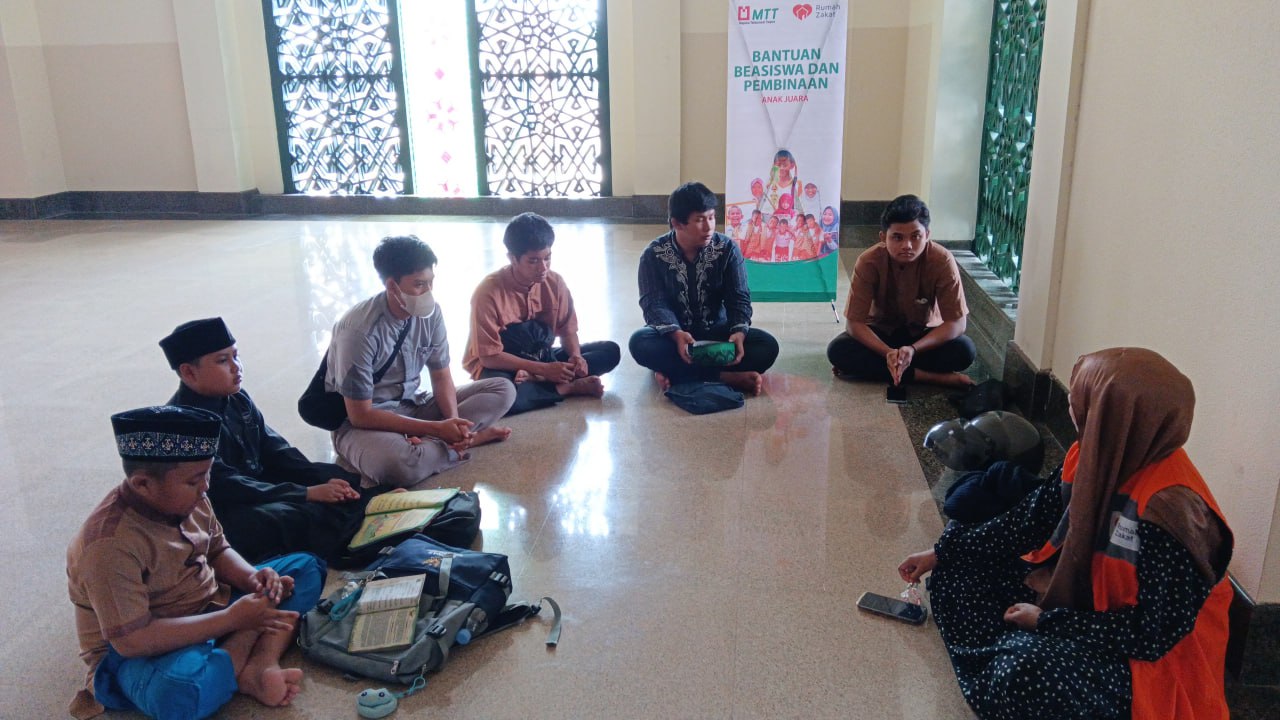 Penyaluran Beasiswa Project Majelis Telkomsel Taqwa di Samarinda