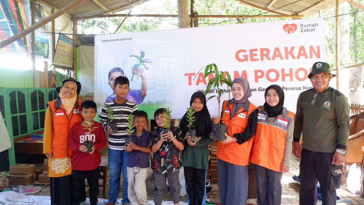 Peringati Hari Tanam Pohon, Rumah Zakat Ajak Anak-Anak Menanam Pohon