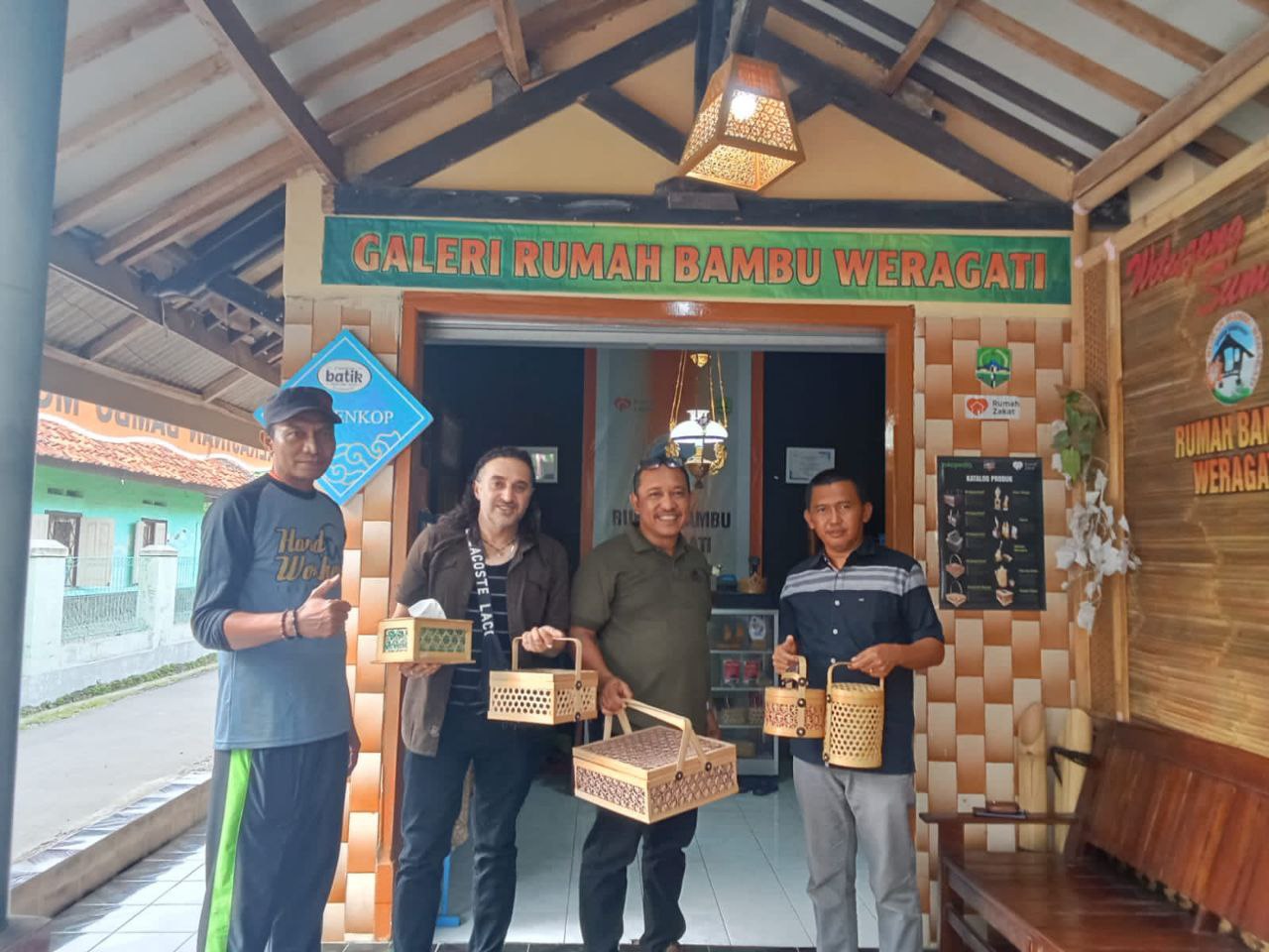 Rumah Bambu Weragati Kedatangan Pembeli Asal Australia