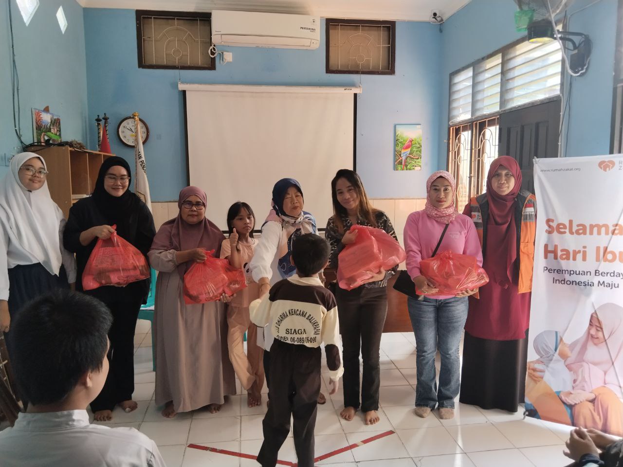 Rumah Zakat Bagikan Bingkisan Hari Ibu di Balikpapan
