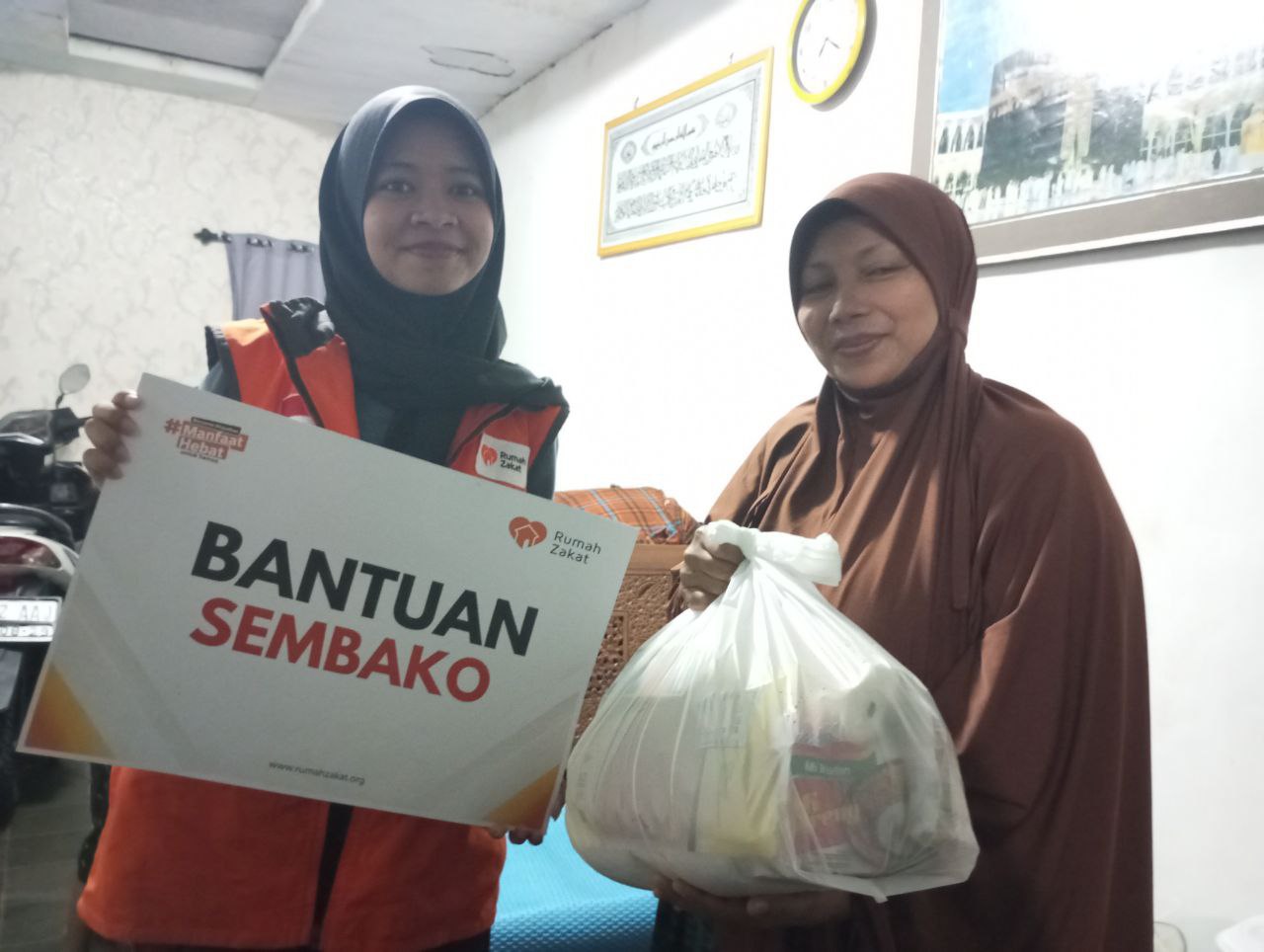 Rumah Zakat Bagikan Sembako untuk Guru Ngaji di Hari Guru Nasional