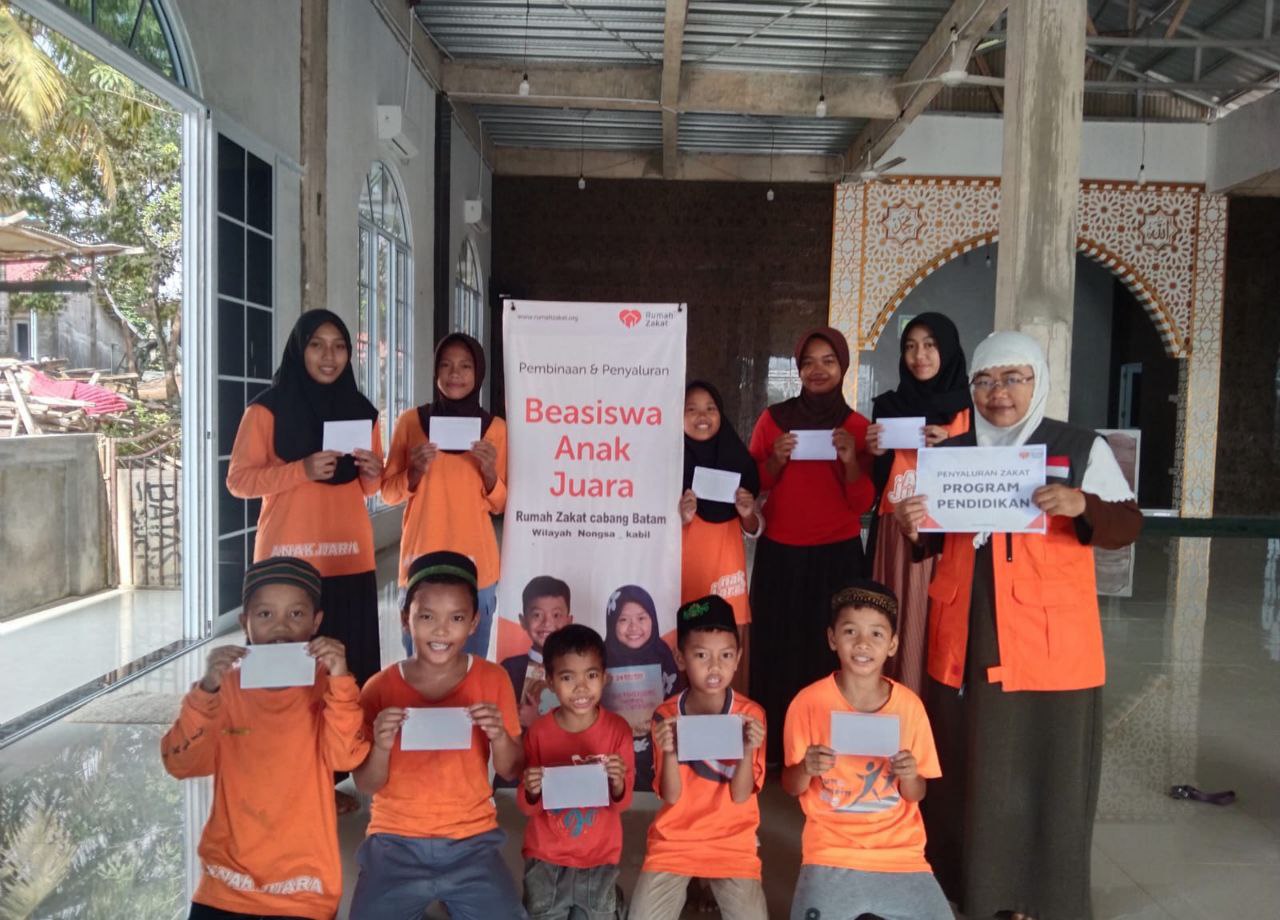 Rumah Zakat Cabang Kepri Salurkan Beasiswa untuk 22 Anak Yatim Dhuafa di Batam