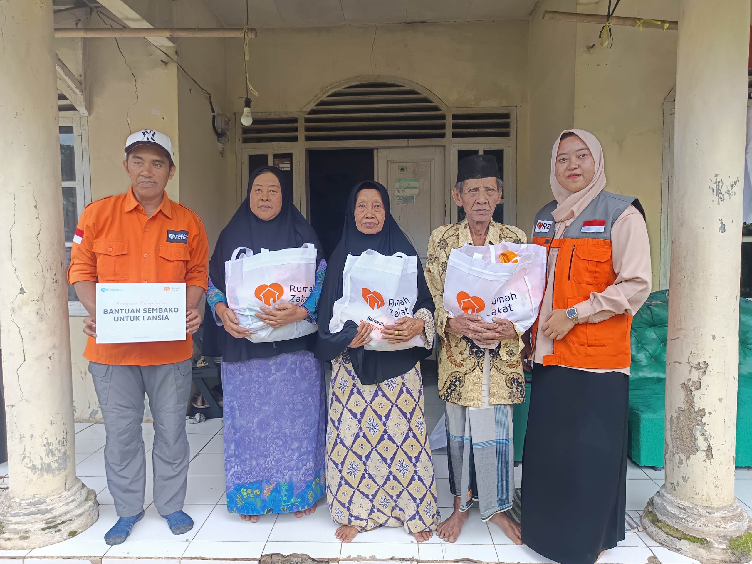 Rumah Zakat Cilegon dan Kita Bisa Salurkan Bantuan Sembako di Kp. Cikayas, Pandeglang