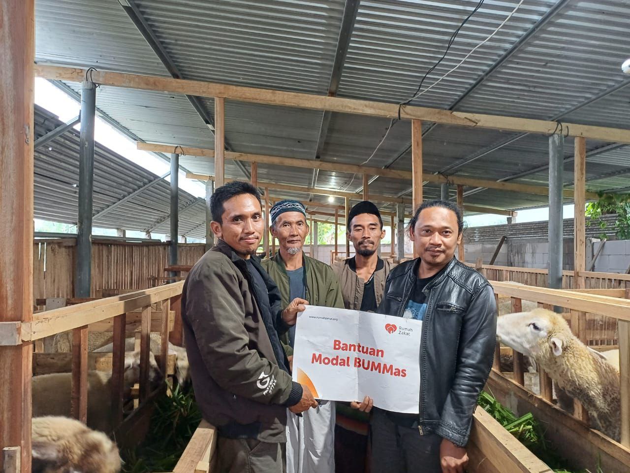 Rumah Zakat Dukung Peningkatan Produktivitas Peternak melalui Bantuan Pakan Tambahan untuk Anggota BUMMas Berkah Jaya Lestari