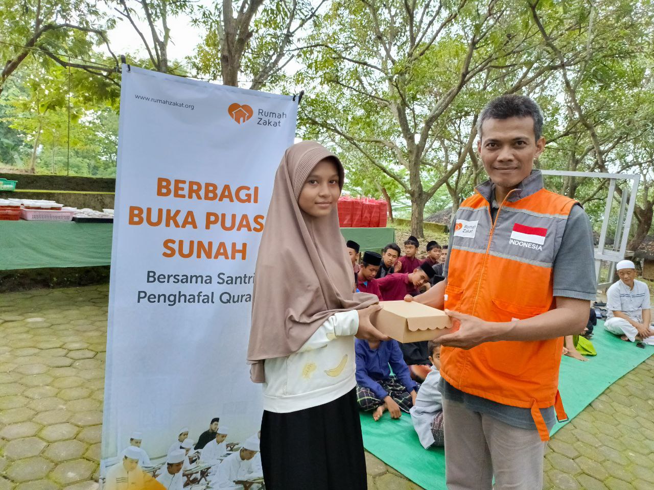 Rumah Zakat Salurkan 100 Paket Berbuka Puasa Sunah di Ponpes Jabal Rahmah Rumah Zakat Salurkan 100 Paket Berbuka Puasa Sunah di Ponpes Jabal Rahmah