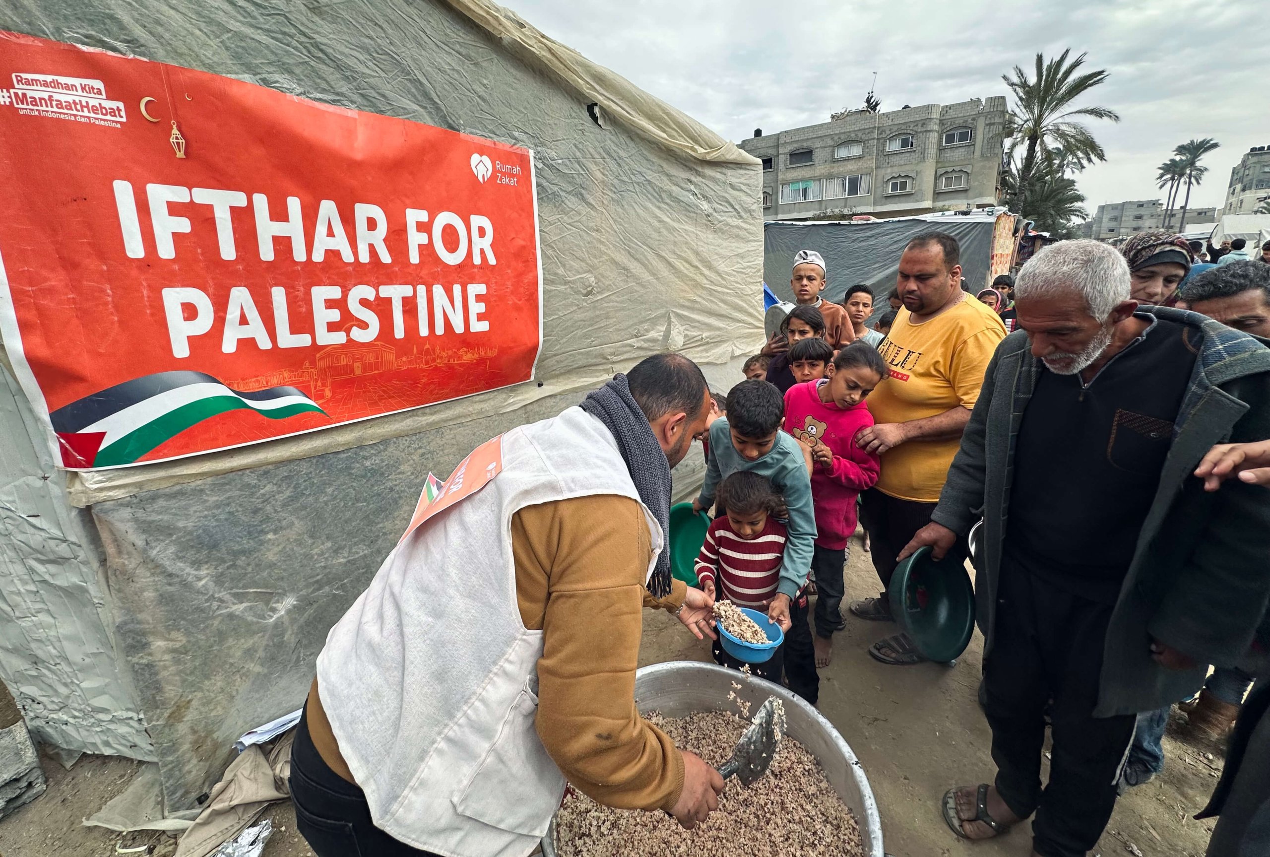 Rumah Zakat Salurkan 1000 Paket Hot Meals untuk Palestina Rumah Zakat Salurkan 1000 Paket Hot Meals untuk Palestina