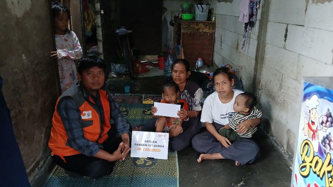Rumah Zakat Salurkan Bantuan Pangan untuk Bu Ruminah