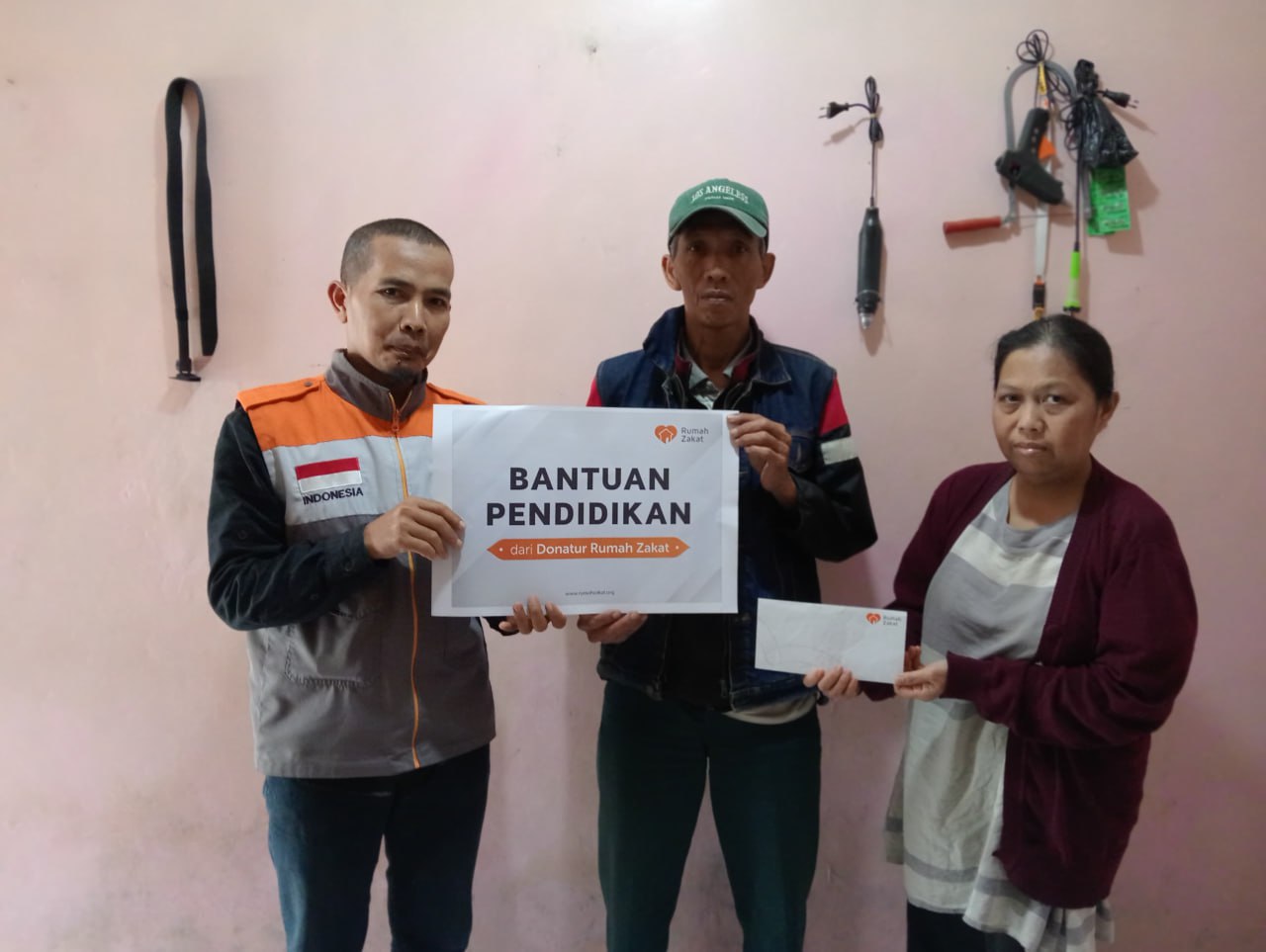 Rumah Zakat Salurkan Bantuan Pendidikan untuk Anak Pak Mul di Bandung Barat