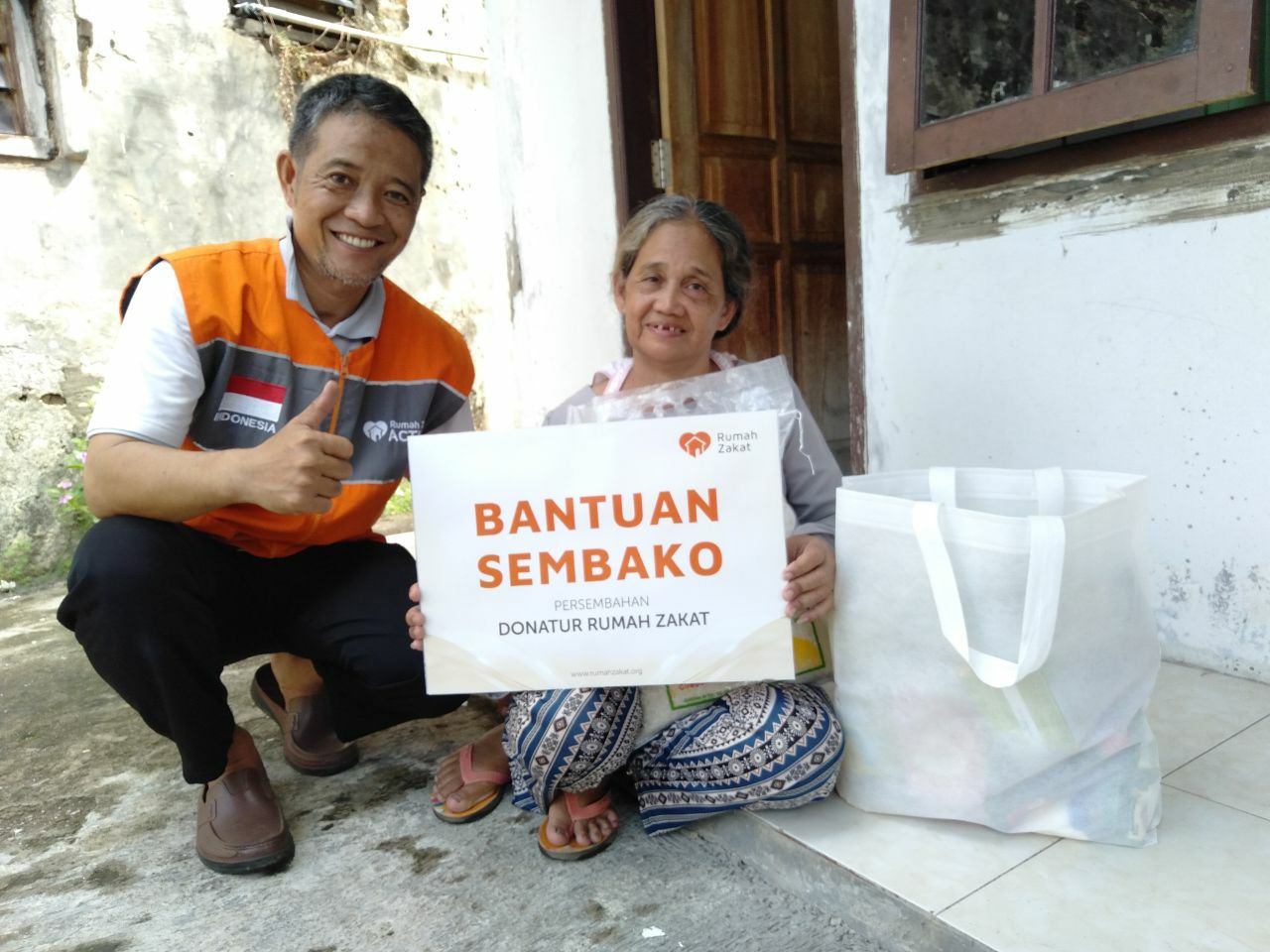 Rumah Zakat Salurkan Bantuan Sembako untuk Lansia di Cirebon