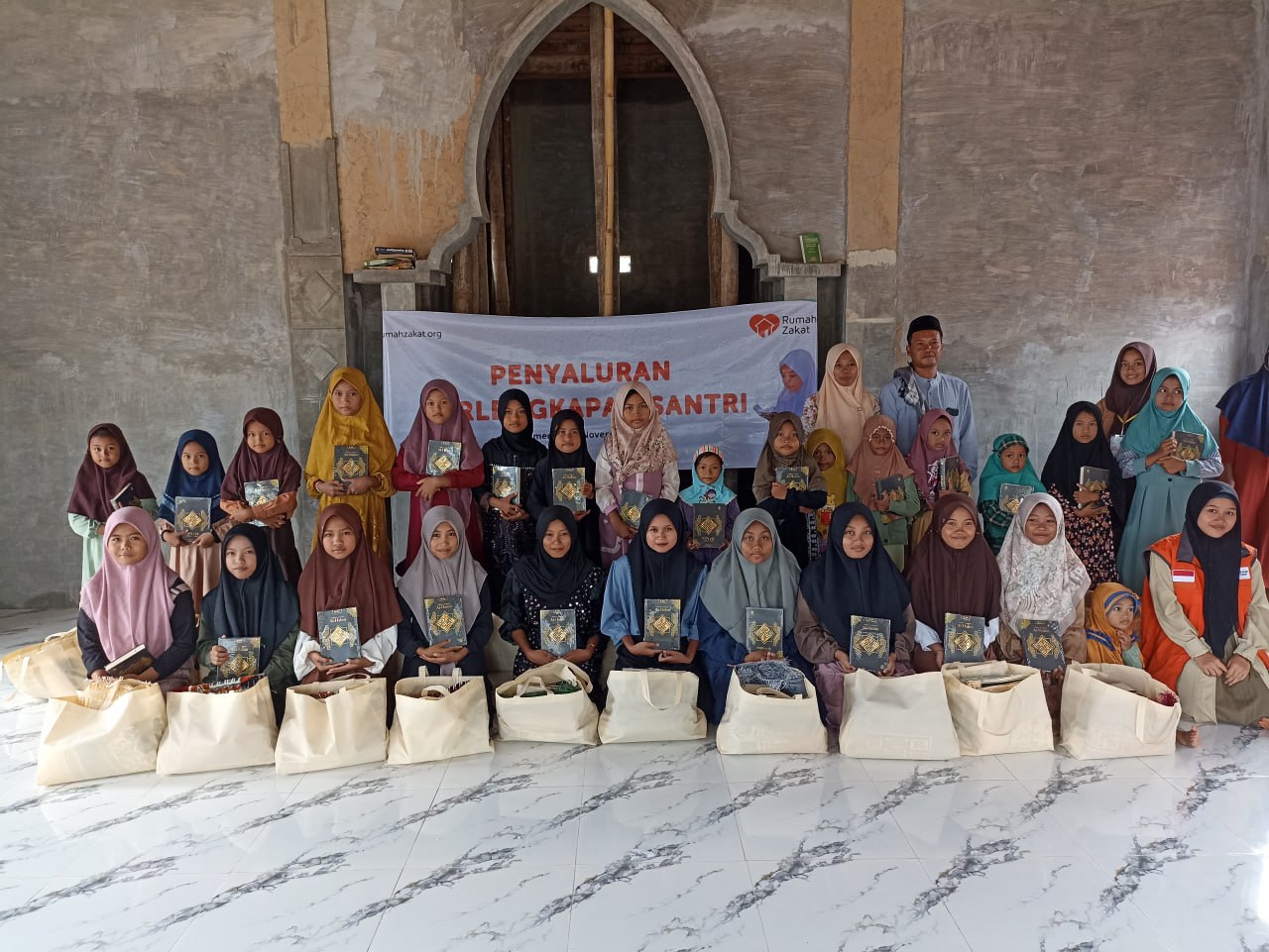 Rumah Zakat dan Donatur Salurkan Bantuan Perlengkapan Ibadah untuk Santri di Sumenep