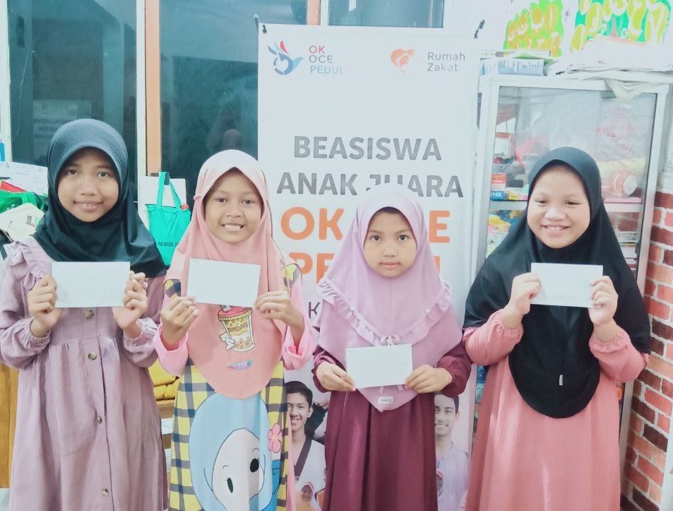 Rumah Zakat dan OK Oce Peduli Salurkan Beasiswa untuk 18 Anak Yatim dan Dhuafa