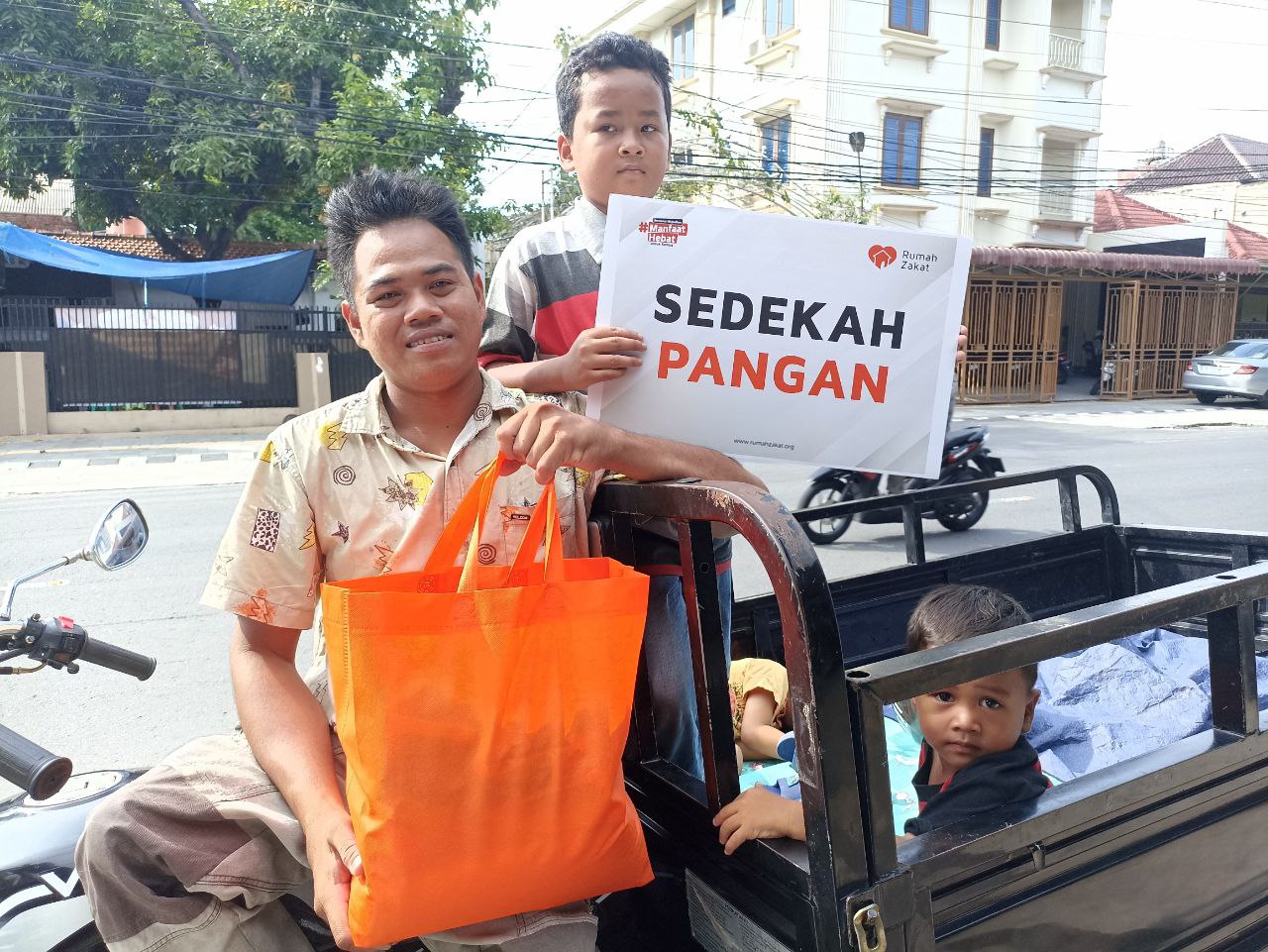 Tuai Kebahagiaan, Rumah Zakat Berbagi Sedekah Pangan Bagi Penyandang Disabilitas di Solo
