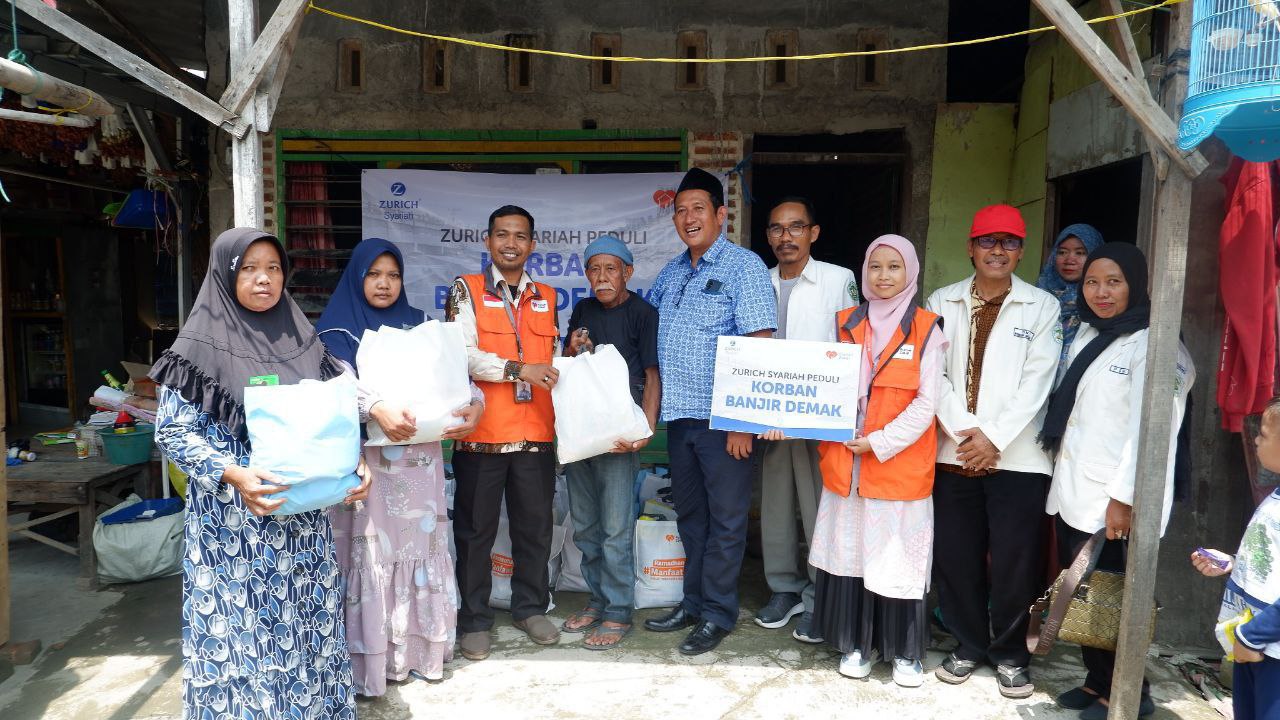 Rumah Zakat Bersama Zurich Syariah Bantu Korban Banjir Demak, Salurkan 80 Paket Bantuan Lebaran Keluarga (BLK)