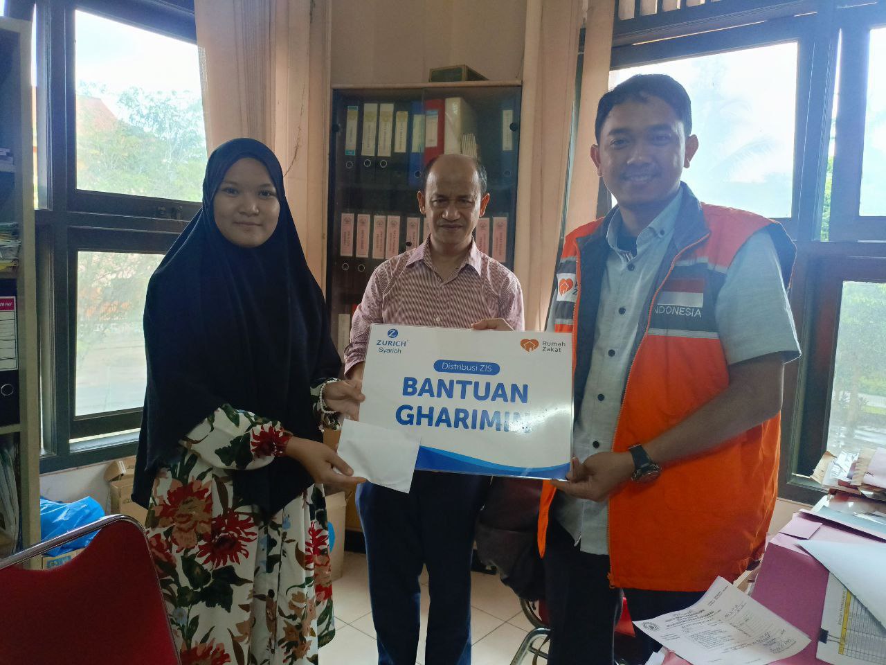Zurich General Takaful Indonesia bersama Rumah Zakat salurkan bantuan Ghorimin untuk Yuliana Seorang Yatim Piatu Di Kota Batam