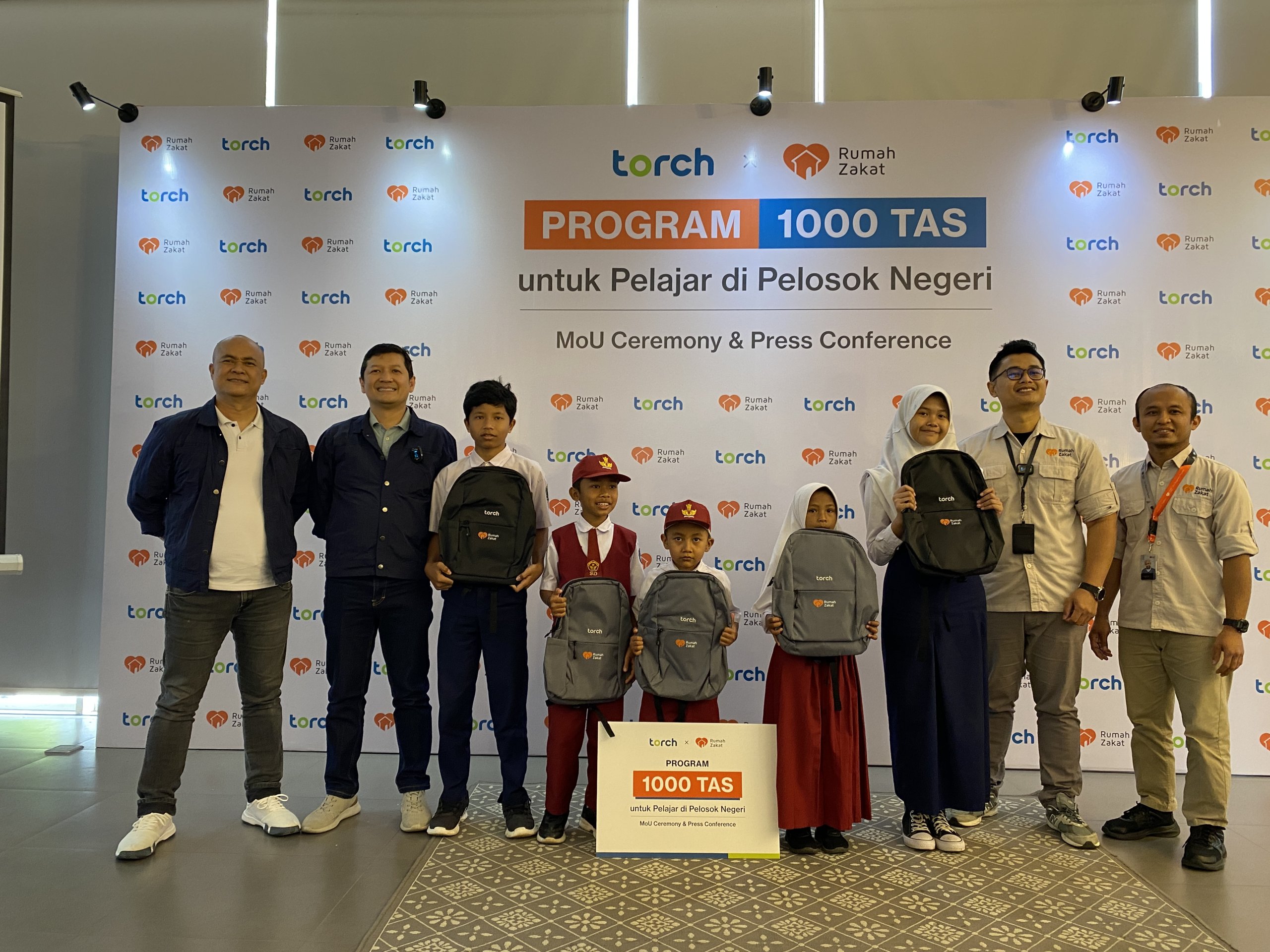 1000 TAS UNTUK PELAJAR DI PELOSOK NEGERI