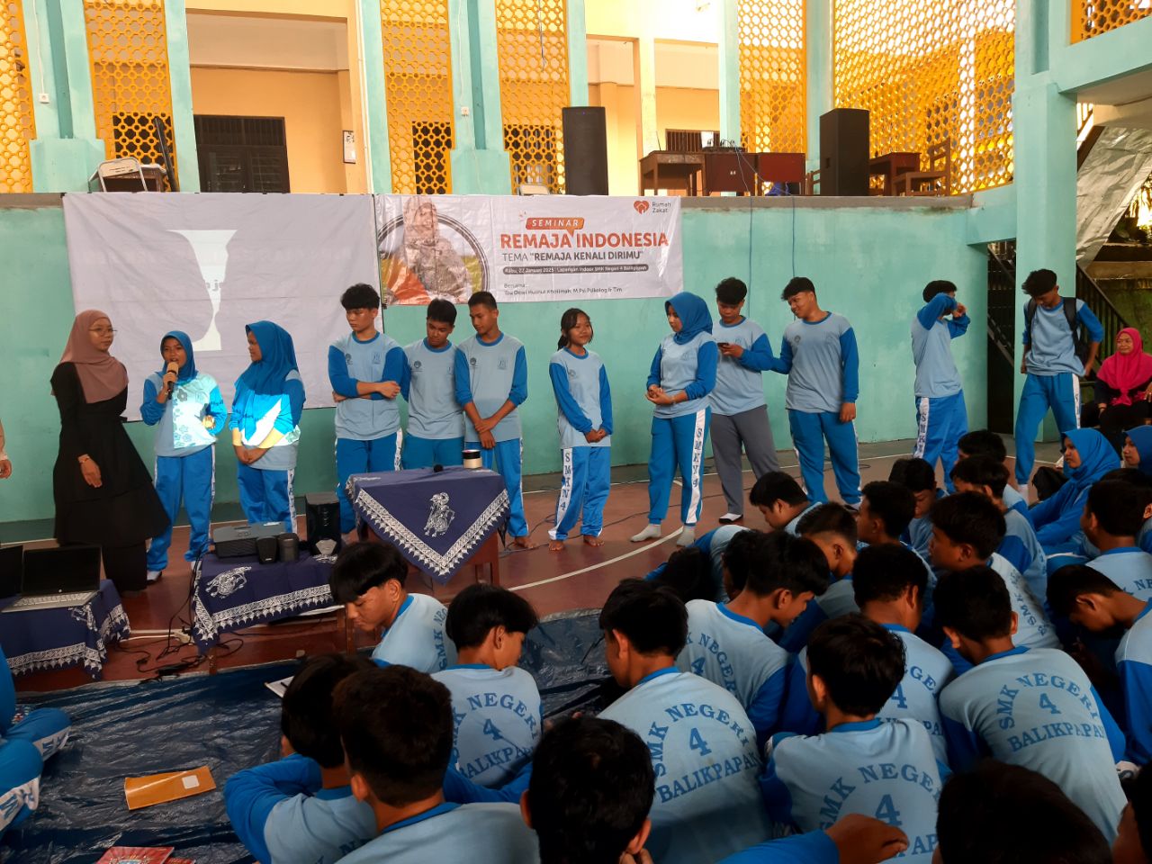 Edukasi menentukan jati diri pada remaja.