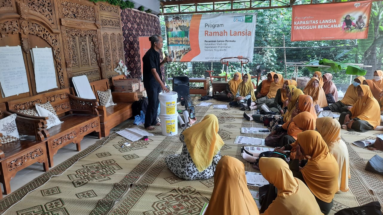Pelatihan lansia mengolah sampah organik rumah tangga. Pelatihan lansia mengolah sampah organik rumah tangga.