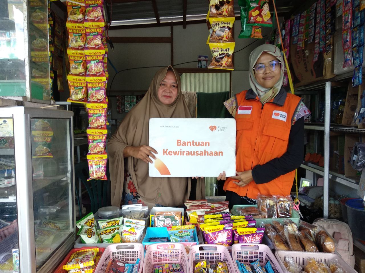Toko Kelontong Ibu Netty Kini Kembali Ramai Berkat Bantuan Rumah Zakat
