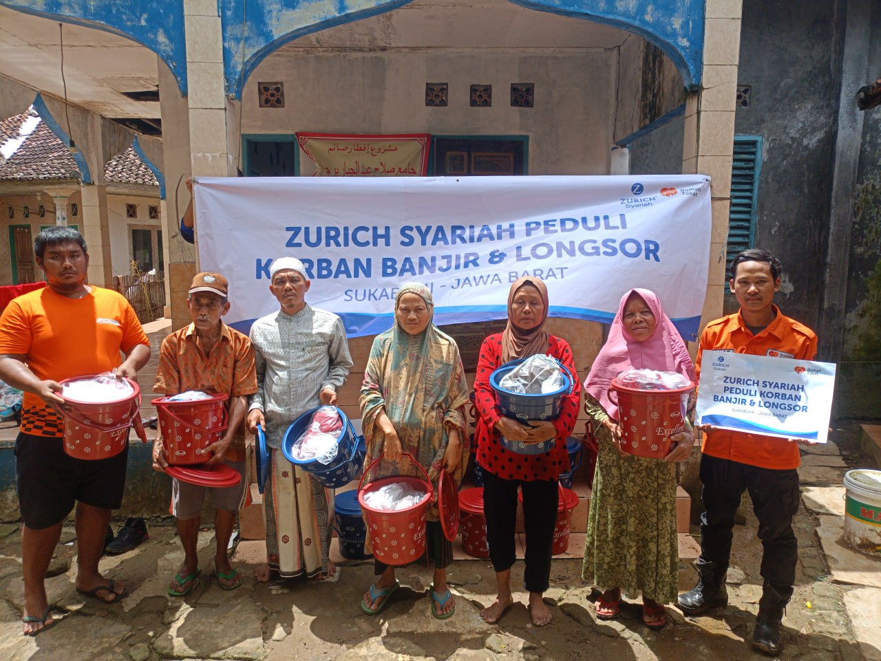 ZURICH GTI BERSAMA RUMAH ZAKAT MENYALURKAN BANTUAN BENCANA BANJIR DAN LONGSOR DI KECAMATAN CIBITUNG KABUPATEN SUKABUMI