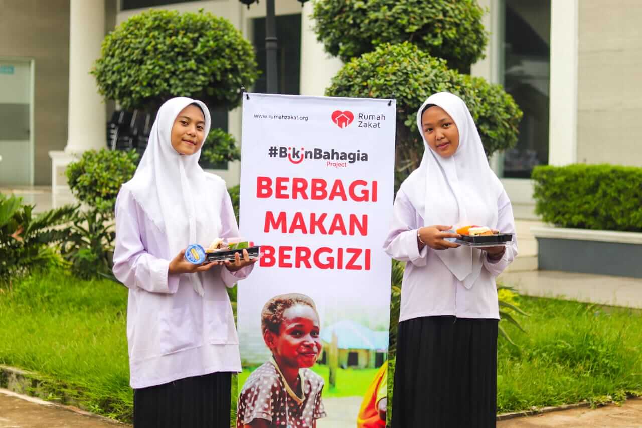Rumah Zakat dan Hayrat Indonesia Salurkan 200 Paket Makanan Siap Saji untuk Santri Pesantren Asy-Syafiiyah