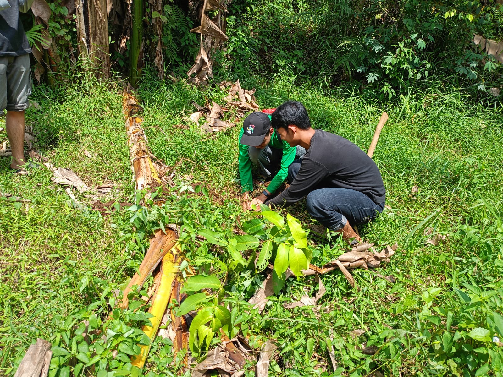 Kolaborasi Relawan Desa Tangguh Bencana (Destana) Suci Rumah Zakat dan Komunitas Remaja LGF dalam Konservasi Lahan Sekitar Mata Air Sumbersuci
