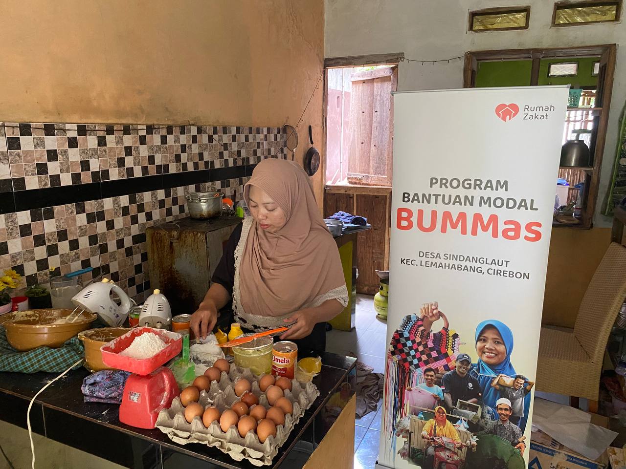 Terima Bantuan Ekonomi Rumah Zakat, Sudiyanti Banjir Orderan Bolu Jadul