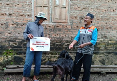 Komitmen Tingkatkan Kesejahteraan Peternak, Rumah Zakat Berikan Bantuan Kambing untuk Ngatiman