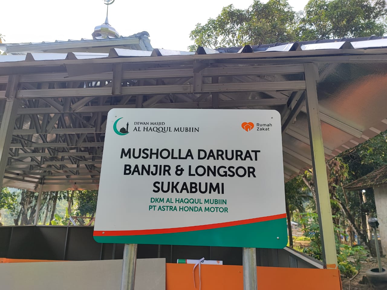 Dewan Masjid Al Haqqul Mubiin dan Rumah Zakat Membangun Musholla Darurat untuk Warga Terdampak Banjir di Kabupaten Sukabumi
