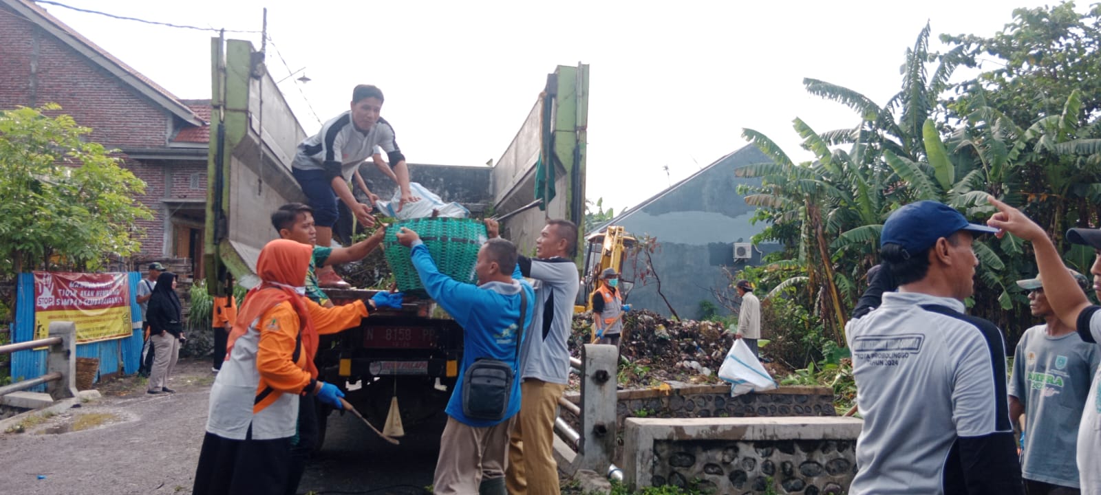 Rumah Zakat, Komunitas dan OPD Gelar Aksi Bersih-Bersih Sungai di Probolinggo