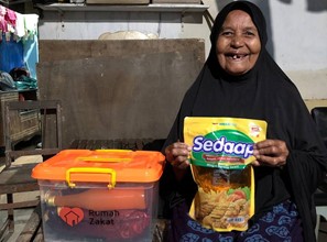 Wajah Bahagia Lansia Terima Bingkisan Lebaran Keluarga Rumah Zakat