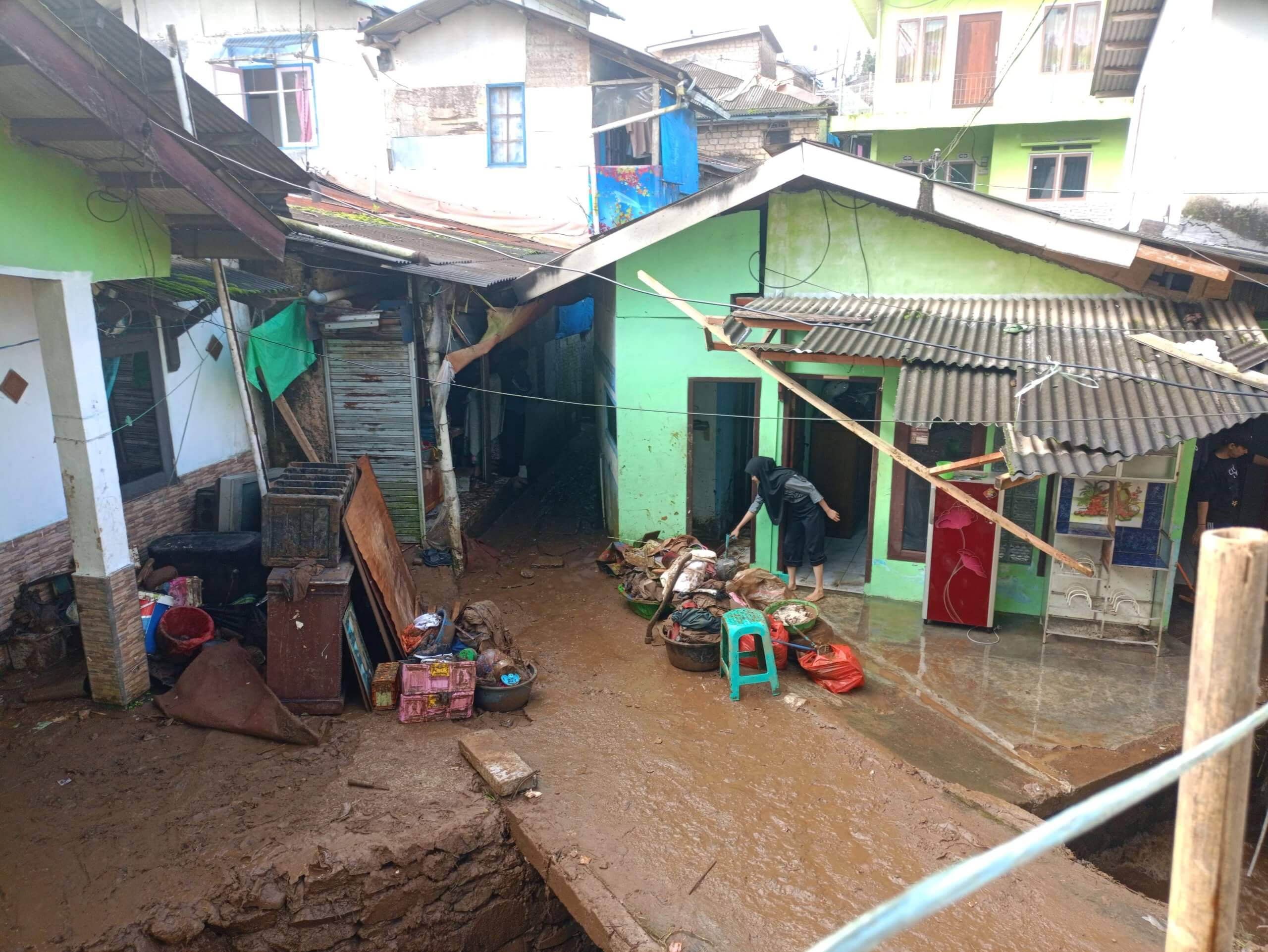 Respon Banjir Jakarta, Rumah Zakat Jakarta Membagikan Makan Sahur kepada Penyintas