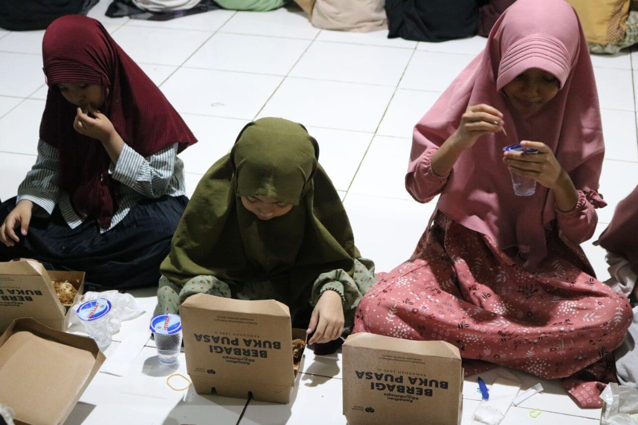 Program Berbagi Buka Puasa Rumah Zakat, Bikin Bahagia Anak-Anak Papua