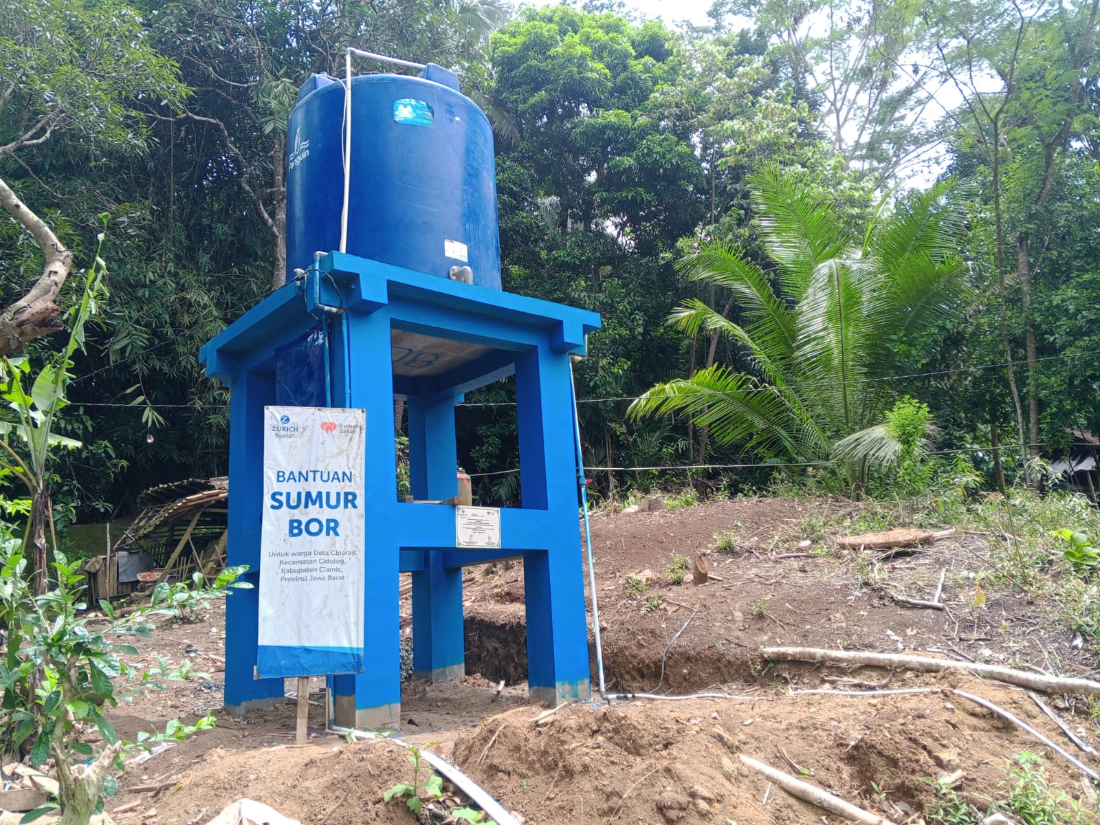 Penyerahan Sumur Bor oleh Rumah Zakat atas Bantuan dari Zurich Syariah kepada Masyarakat Dusun Pabuaran Desa Ciparay