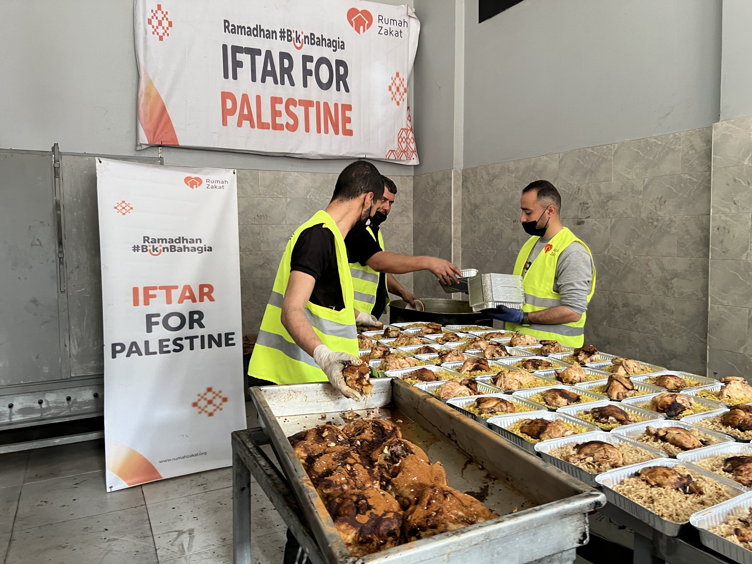 Rumah Zakat #BikinBahagia Masyarakat Palestina dengan 1.000 Porsi Makanan Berbuka Puasa